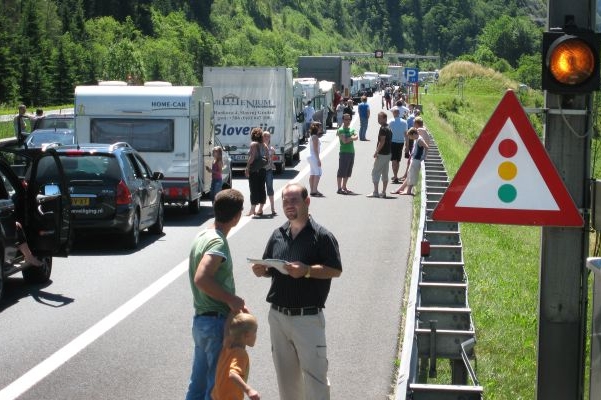 Hromadný odjezd lidí k moři vytváří v celé Evropě zácpy.
