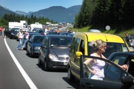 Situace v podhůří Alp je podobná. Silnice v Rakousku.