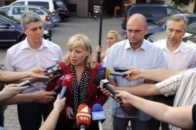 Budoucí premiérka Radičová oznamuje novinářům koaliční dohodu.