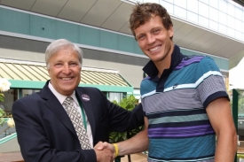 Tomáš Berdych s Janem Kodešem, šampionem Wimbledonu z roku 1973.