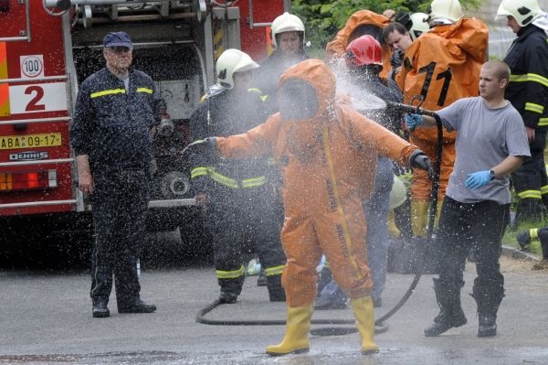 Podle hasičů nebyl nikdo zraněn, čpavek však uniká dál.