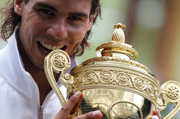 Rafael Nadal s pohárem, který si zamiloval.