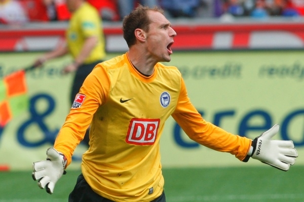 Brankář Jaroslav Drobný.
