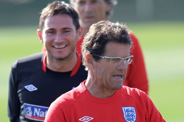 Trenér Anglie Fabio Capello (vpředu) a záložník Lampard.