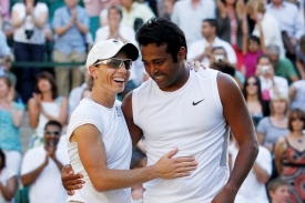 Vítězové smíšené čtyřky Cara Blacková a Leander Paes.