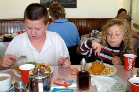 Dovolená je příležitost, aby děti ochutnaly něco jiného než smažák.