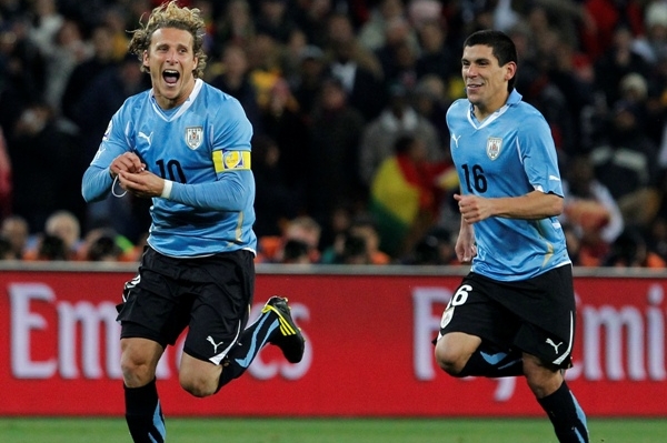 Diego Forlán (vpravo) má na šampionátu skvělou formu.