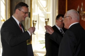 Václav Klaus by mohl kolegy Petra Nečase jmenovat příští týden. Václav Klaus by mohl kolegy Petra Nečase jmenovat příští týden.