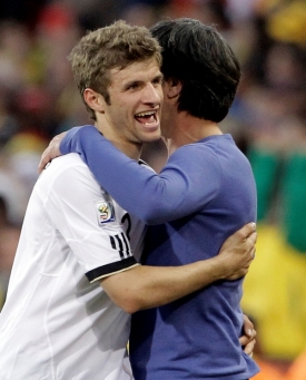 Thomas Müller s trenérem německého výběru Joachimem Löwem.