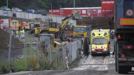 Bagrista se svým strojem byl v ruinách uvězněn na několik hodin.
