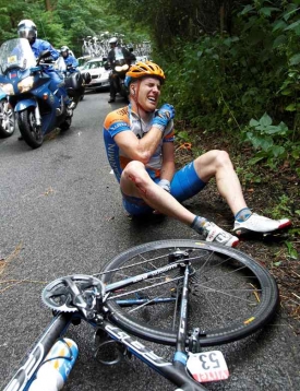 Nepříjemnému pádu se nevyhnul ani Tyler Farrar.