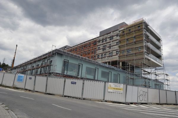 Dělník spadl z lešení. Byl odvezen do nemocnice s vážnými zraněními.