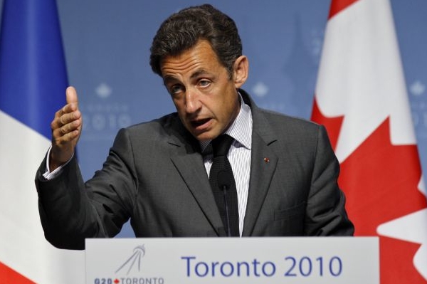 Francouzský premiér Sarkozy čelí největší politické krizi.
