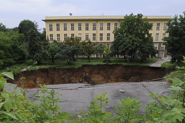 Kráter, který po sesuvu zůstal na zahradě ministerstva kultury.