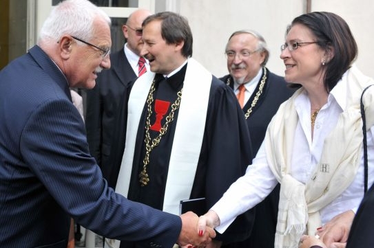 Václav Klaus a Miroslava Němcová před kaplí. Václav Klaus a Miroslava Němcová před kaplí.