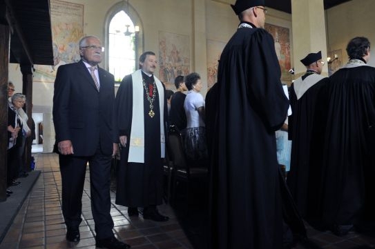 Prezident přichází do síně, kde kázal Mistr Jan. Prezident přichází do síně, kde kázal Mistr Jan.