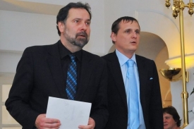Radek John a Vít Bárta jsou členy vyjednávacího týmu Věcí veřejných. Radek John a Vít Bárta jsou členy vyjednávacího týmu Věcí veřejných.