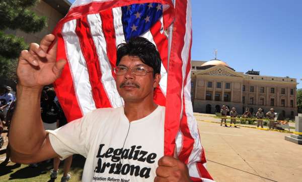 Protesty Hispánců proti imigračnímu zákonu v Arizoně.