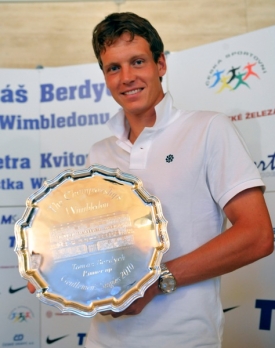 Tomáš Berdych ukazuje cenu pro finalistu Wimbledonu.