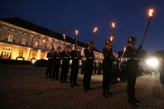 Čestná stráž Bundeswehru se loučí s prezidentem Köhlerem.