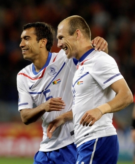 Giovanni van Bronckhorst (vpravo) a Arjen Robben.