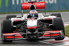 Jenson Button za volantem mclarenu.