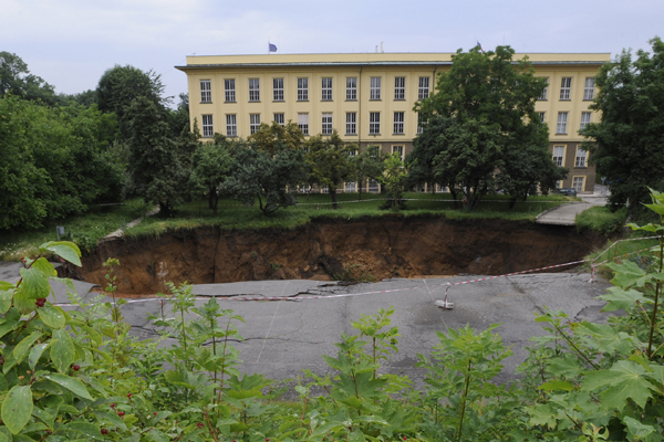 Při neštěstí vznikla propadnutím země obrovská jáma.