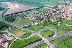 Dálnice D8 patří mezi problémové dopravní tepny (ilustrační foto).