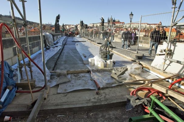 Karlův most byl podle Plzeňského kraje poškozen při rekonstrukci.
