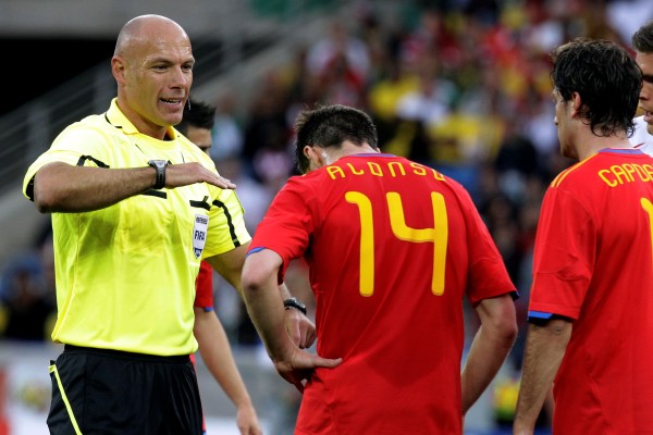 Anglický sudí Howard Webb (ve žlutém) bude řídit finále.
