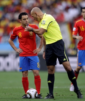 Howard Webb (ve žlutém) už se na turnaji se Španělskem potkal.