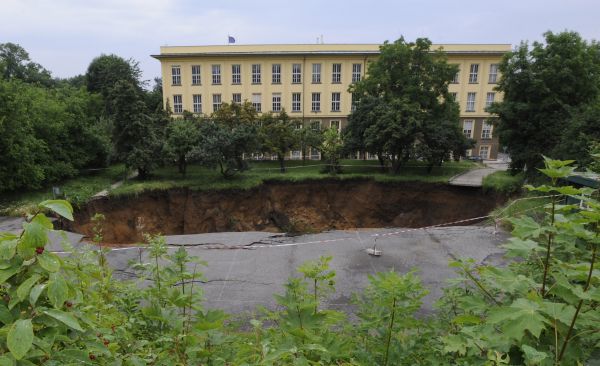 6. července se na dvou místech propadla půda nad tunelem Blanka.