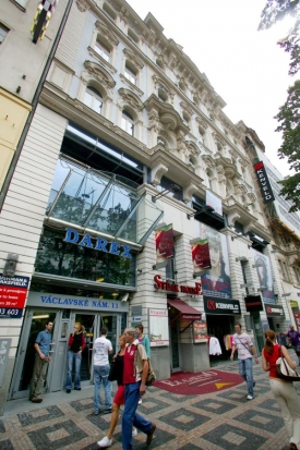 Z budov na Václavském náměstí zbyly často jen fasády.