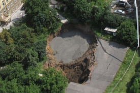 Za propadem tunelu mohla stát chyba v projektové dokumentaci.