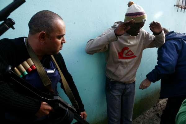 Policie v Du Noon zatýká muže, který zapálil obchod imigrantů. 