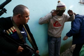 Policie v Du Noon zatýká muže, který zapálil obchod imigrantů.