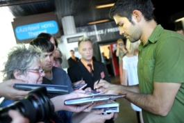 Adrian Grenier a jeho fanoušci.