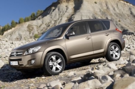 RAV4 zvládne i terén, kamenitá cesta překážkou není.