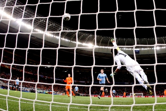 Muslera neměl nárok. Rána van Bronckhorsta byla nechytatelná.