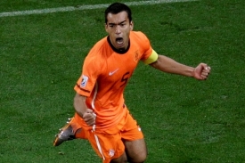 Giovanni van Bronckhorst se zaskvěl nádherným gólem.