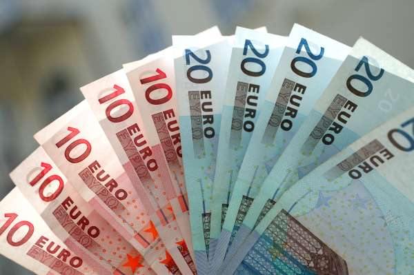 Evropský růst nebude škrty ohrožen, míní šéf Evropské centrální banky.