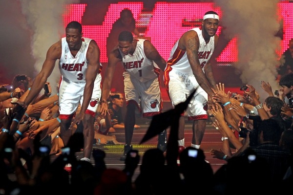 Zleva Dwyane Wade, Chris Bosh a LeBron James.