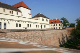 Mladík zřejmě přepadl přes hradby (ilustrační foto).