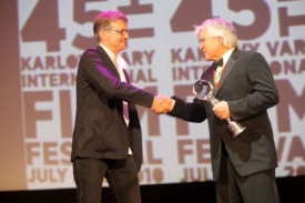 Jan Svěrák přebírá cenu za fenomén festivalu, Kukyho.