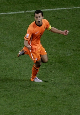 Giovanni van Bronckhorst po finále ukončí kariéru.