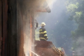 Horké počasí požárům nahrává, hasiči mají více práce.