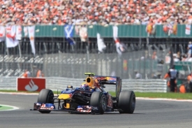 Mark Webber v čele Velké ceny Velké Británie.