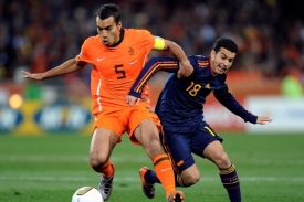 Giovanni van Bronckhorst (vlevo) a Pedro Rodiguez ve finále MS.
