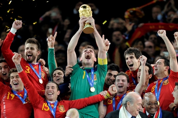 Fotbalisté Španělska se zlatou trofejí pro mistry světa.