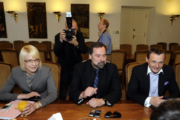 Zleva Kristýna Kočí, Radek John a Vít Bárta z Věcí veřejných.